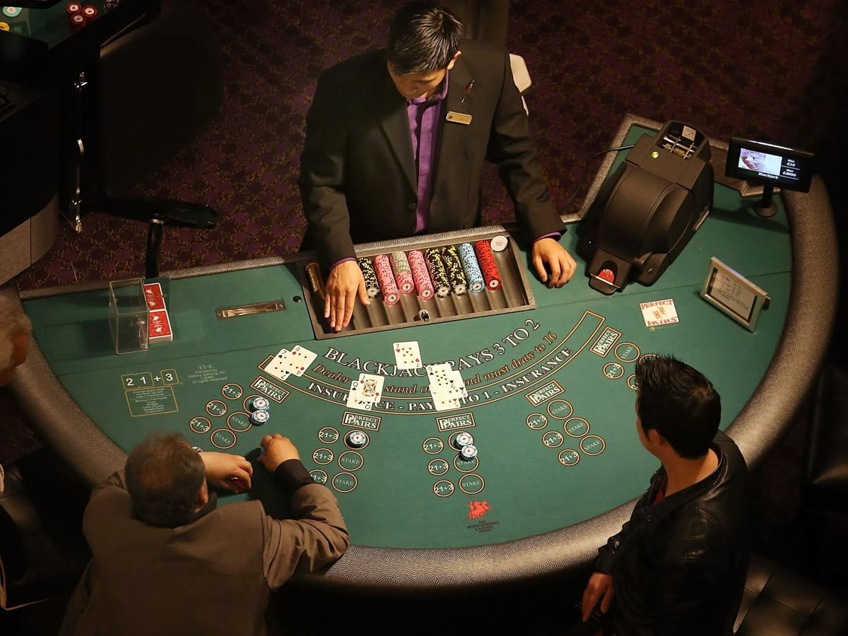 Lucky Red Casino کیسینو میں پوکر گیمز